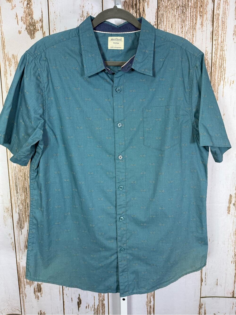 Method, Short Sleeve Button Up Shirt. Size Medium. In excellent condition!